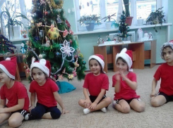 «Новогодние старты» малыши детского сада «Вишенка» прошли в костюмах «Морозиков»