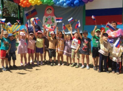 Зажигательными танцами, хороводами и патриотичными песнями отпраздновали День России в детском саду «Колобок»