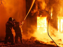 Спасатели Морозовского района в очередной раз тушили пожар в бесхозном строении