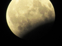 Частичное лунное затмение в Морозовске сфотографировали с большим зумом