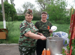 Каждый желающий мог угоститься вкусной кашей и выпить горячего чаю на акции в хуторе Старопетровский