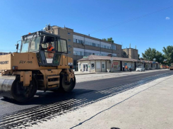 Работы по ремонту дороги на улице Подтелкова в Морозовске подходят к концу