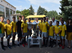 Воспитанников Морозовской ДЮСШ за победу в областном турнире «Колосок» поощрили ключами от нового автобуса
