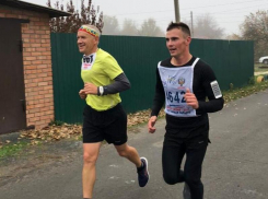 Морозовские бегуны успешно выступили на сельском марафоне «Октябрьский колос» в поселке Каменоломни