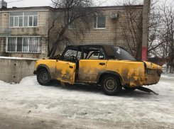 Разбитую машину оставили напротив школы в Морозовске