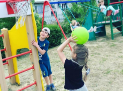 Веселый праздник «Пусть детство звонкое, смеется» подготовили для малышей воспитатели детского сада «Сказка» 