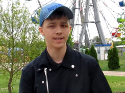 Поющий в парке Морозовска парень с сильным голосом попал на видео  ﻿