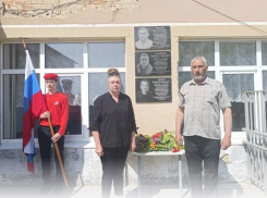 «Отказался от карьеры ради семьи»: в школе Морозовского района открыли мемориальную доску десантнику Вадиму Ляшуку