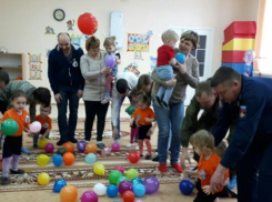 Ребята отправились на «паповозе» в увлекательное путешествие по армейским будням в детском саду «Жемчужинка»