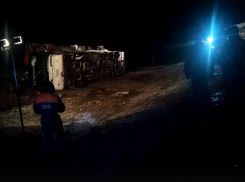 Автобус перевернулся от порыва ветра на трассе Морозовск-Кашары