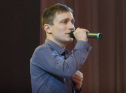 Самый искренний момент концерта ко Дню матери со скупой мужской слезой Эрика Завражина попал на видео в Морозовске