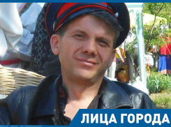 Сам себе лепил игрушки в детстве, - пошутил известный мастер в Морозовске