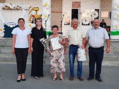 Юбиляров супружеской жизни поздравили в преддверии Дня семьи, любви и верности в хуторе Вознесенском