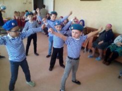 Концертную программу «Весенние мотивы» подготовили дошколята для подопечных ЦСО Морозовска