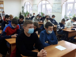 Добровольцам отряда «На крыльях добра» Морозовского агропромышленного техникума вручили волонтерские книжки