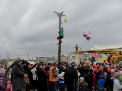 Морозовчане на Масленицу шустро взбирались по столбу