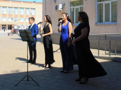 Акция памяти о жертвах теракта в Беслане прошла в Морозовске, около Дома культуры 