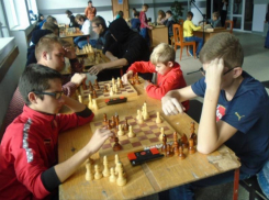 Иван Беляевский и Валерия Гунько стали победителями областного шахматного турнира в Морозовске