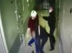 Появилось видео о нападении задержанного на сотрудников полиции в Морозовске