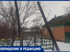 Столб падает, а к кому идти, не знаем, - жители улицы Октябрьская в Морозовске