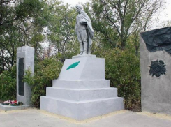 Кто похоронен у мемориала в центре хутора Широко-Атамановский