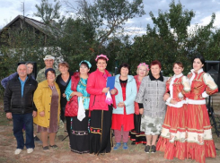 Артисты Морозовского РДК посетили хутор Быстрый с выездным концертом