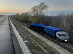 КамАЗ с прицепом съехал с трассы Морозовск-Цимлянск-Волгодонск