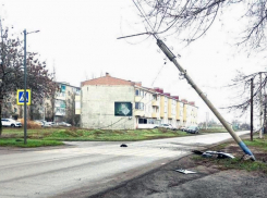 ДТП оставило улицу Пламя Революции без движения: опора освещения снесена
