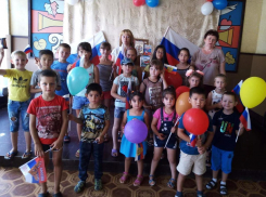 Конкурсы и флешмоб организовали ко Дню флага в хуторе Старопетрвском