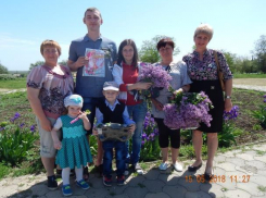 Теплыми стихами и душистой сиренью поздравили супружеские пары с Днем семьи работники Парамоновского Дома культуры