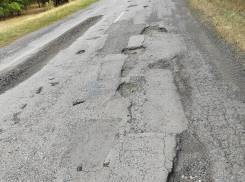 Работы по ямочному ремонту на подъезде от дороги Морозовск - Цимлянск - Волгодонск к хутору Александров продолжены