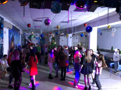 Новогодняя дискотека прошла в РДК с конкурсами и призами