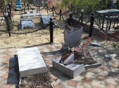 Вандалов, осквернивших десятки могил в Морозовске, уже нашли