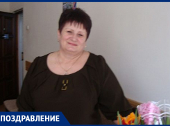 Елену Николаевну Чеканову с Днем рождения поздравила семья Суховых и Иванченко