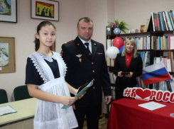 День Конституции: 14-летним гражданам Российской Федерации в Морозовске вручили первые паспорта 