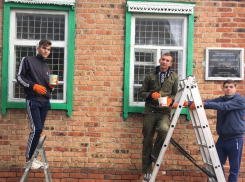 Волонтерский отряд «На крыльях добра» помог с покраской окон во Всероссийском обществе слепых в Морозовске 