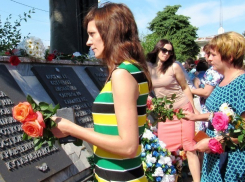Морозовчане возложили цветы к мемориалу Славы погибших в годы Великой Отечественной войны