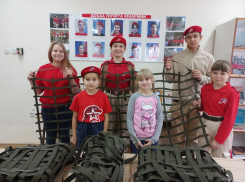 «Убедились, что можно ставить работу на поток», - юнармейцы и волонтеры в Морозовске продолжают шить тактические носилки для бойцов