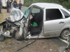 Водитель врезавшегося в отбойник автомобиля погиб на трассе Кашары-Морозовск