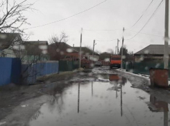 О начале работ по выравниванию грунтового дорожного профиля на улице Речная в Морозовске сообщила районная администрация