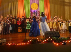 По-домашнему теплый концерт подготовили педагоги и воспитанники Дома детского творчества в Морозовске