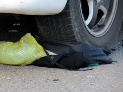 Водитель на белом автомобиле сбил женщину на окраине Морозовска и скрылся