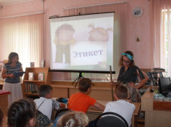 Ученики школы №6 научили гостью из леса правилам хорошего тона