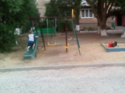Наша власть ждёт, когда кого-нибудь собьют, - морозовчанка о детской площадке у самой дороги