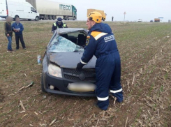 Пострадавшего в аварии под Морозовском водителя деблокировали из автомобиля при помощи спецтехники