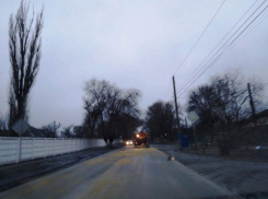 Посыпать скользкие дороги в Морозовске стали более своевременно