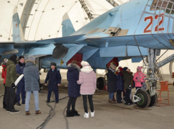 Сердце самолета показали юнармейцам Морозовска на аэродроме