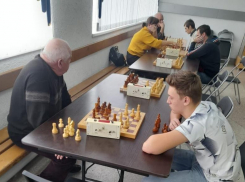 Спортсмены из восьми районов сошлись в интеллектуальной сватке на шахматном турнире в Морозовске