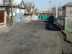Грунтовую дорогу в переулке Газетный и на улице Гагарина в Морозовске выровняли автогрейдером