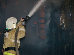 Два человека погибли в ночном пожаре в Морозовском районе